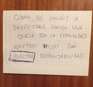 La queja de un vecino en la puerta de una familia porque su bebé llora La queja de un vecino en la puerta de una familia porque su bebé llora