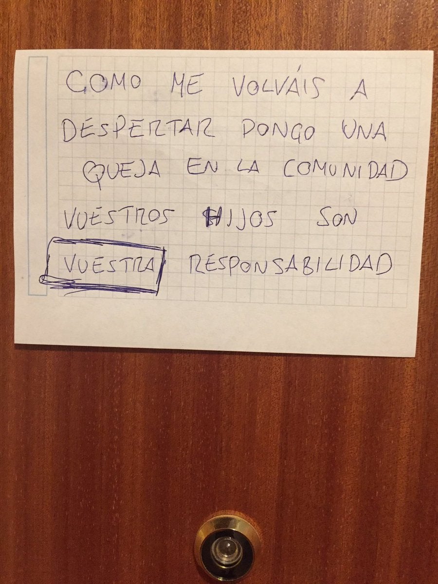 La respuesta viral de un padre tras recibir una nota amenazante en su puerta: "Con un poco de suerte, la comunidad contrata a Supernanny y nos resuelve el problema" La respuesta viral de un padre tras recibir una nota amenazante en su puerta: "Con un poco de suerte, la comunidad contrata a Supernanny y nos resuelve el problema"