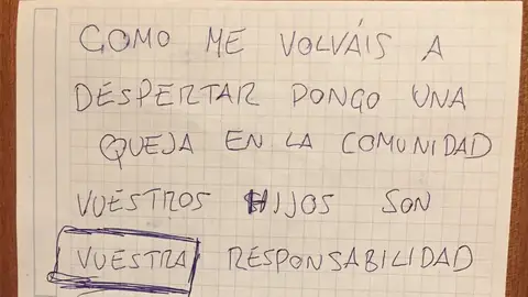 La queja de un vecino en la puerta de una familia porque su bebé llora La queja de un vecino en la puerta de una familia porque su bebé llora