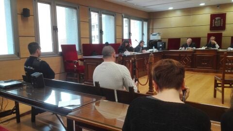 El acusado, de espaldas, durante el juicio en la Audiencia de Ciudad Real