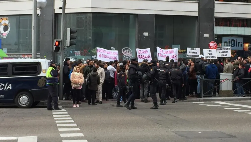 Trabajadores de VTC concentrados frente a la sede de Podemos en la Calle Princesa de Madrid