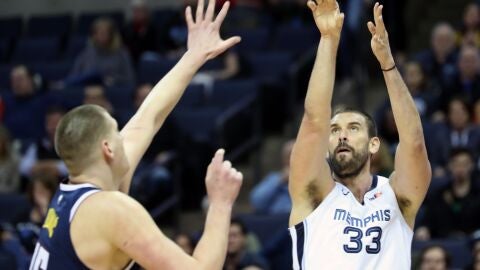 Marc Gasol, en acci&oacute;n ante los Denver Nuggets