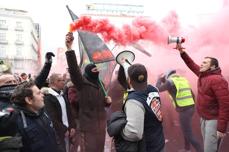 Las preguntas de Amón: "¿Se han metido los taxistas por sí solos en su peor atasco?" Las preguntas de Amón: "¿Se han metido los taxistas por sí solos en su peor atasco?"
