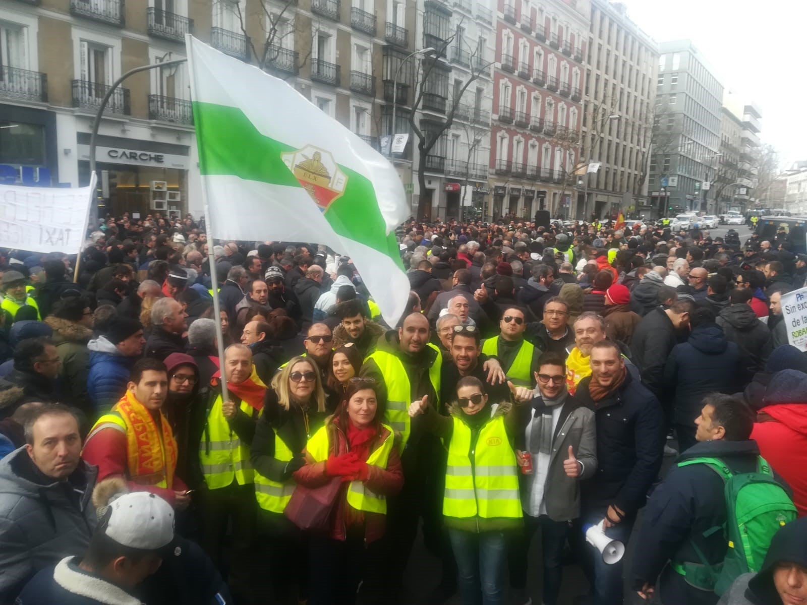 Los taxistas de Elche alzan la voz también en Madrid para se haga cumplir la ley a los vehículos de alquiler con conductor Los taxistas de Elche alzan la voz también en Madrid para se haga cumplir la ley a los vehículos de alquiler con conductor