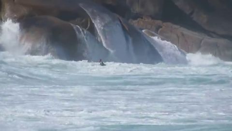 Milagroso rescate a un surfista en Brasil: "&iexcl;Est&aacute; pidiendo ayuda!"
