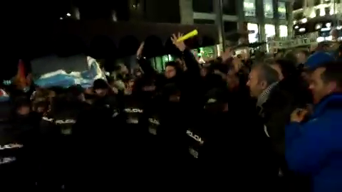 Los taxistas intentan bloquear la Gran Vía y la policía les bloquea el paso Los taxistas intentan bloquear la Gran Vía y la policía les bloquea el paso