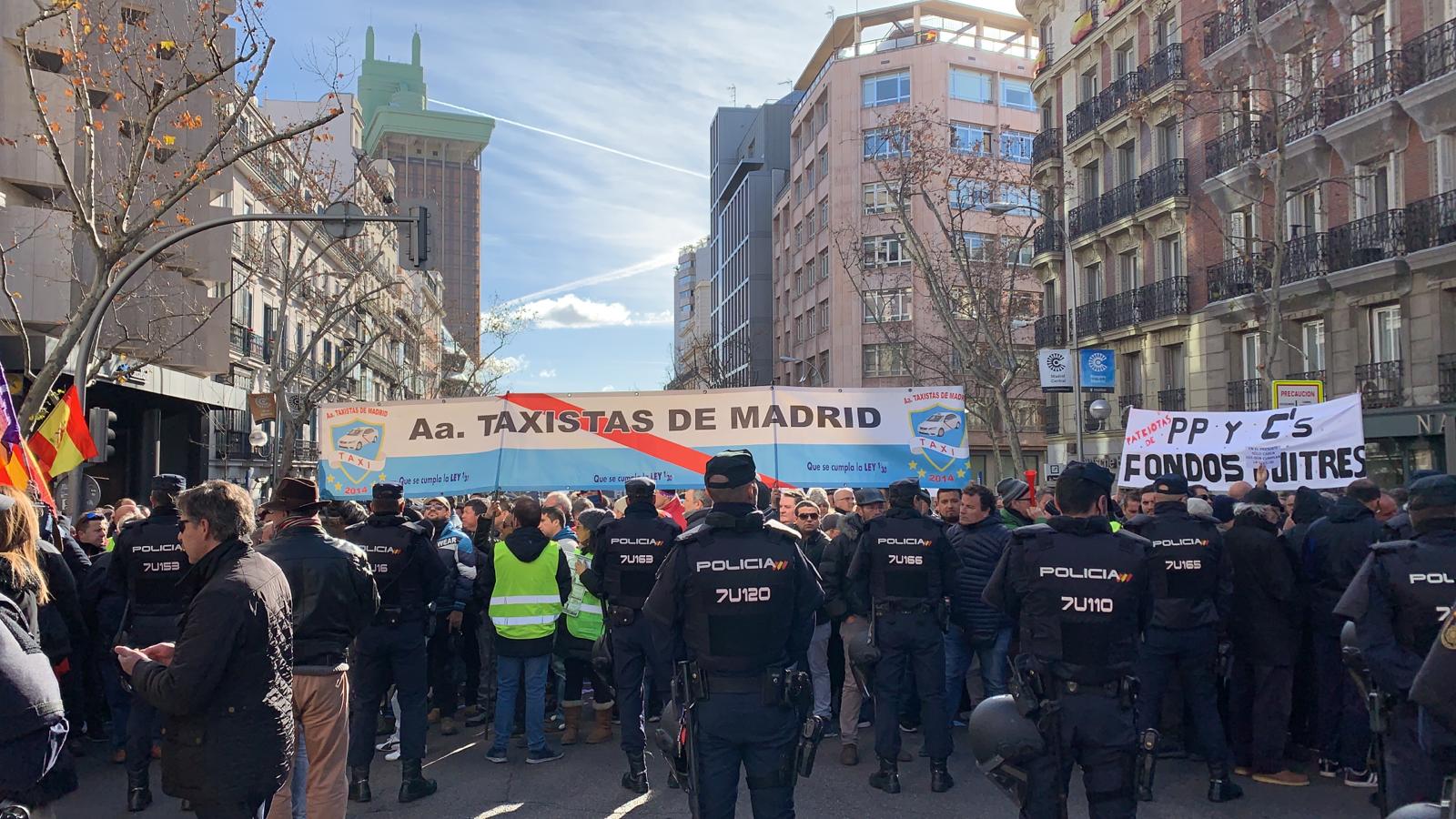 Los taxistas piden que las VTC se contraten con una hora de antelación y hagan un recorrido mínimo de cinco kilómetros Los taxistas piden que las VTC se contraten con una hora de antelación y hagan un recorrido mínimo de cinco kilómetros