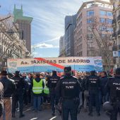 Los taxistas de Madrid se concentran frente a la sede del PP en Génova