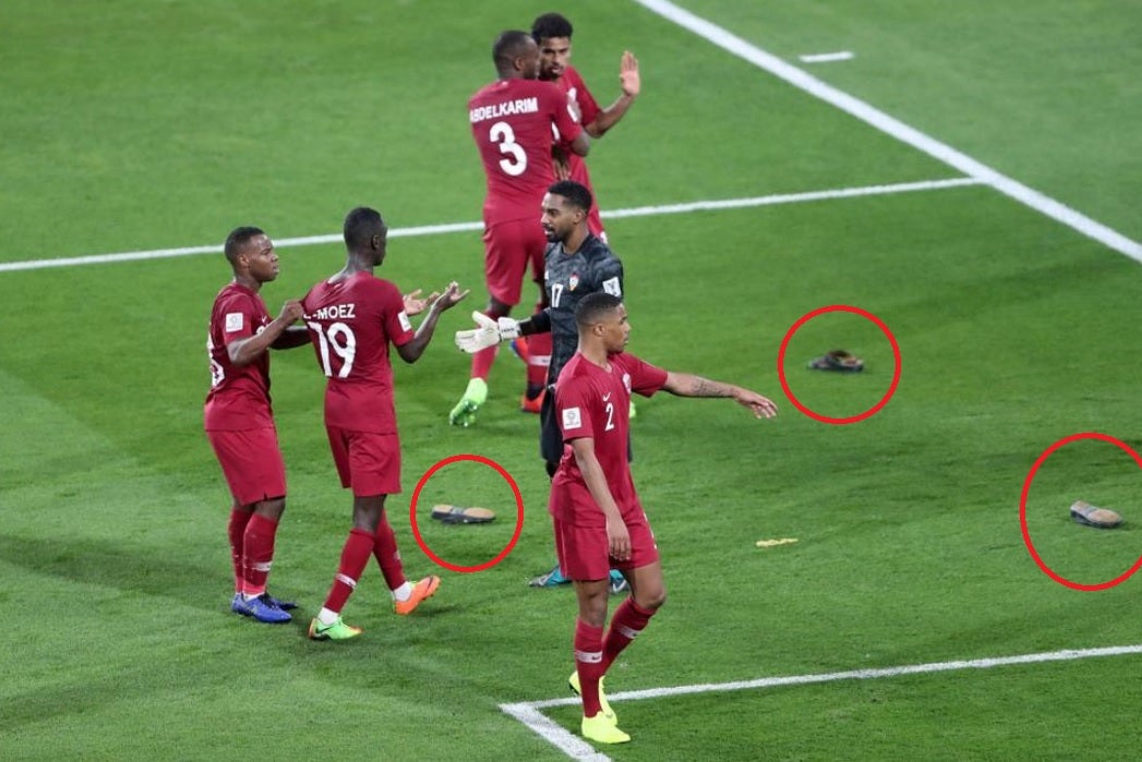 Las hinchas de Emiratos Árabes lanzan una lluvia de zapatos contra los jugadores de Qatar Las hinchas de Emiratos Árabes lanzan una lluvia de zapatos contra los jugadores de Qatar