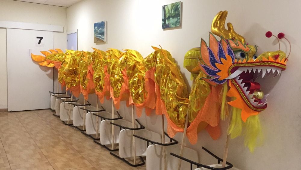 Dragón articulado preparado para participar en el desfile de Elche con motivo del Año Nuevo Chino