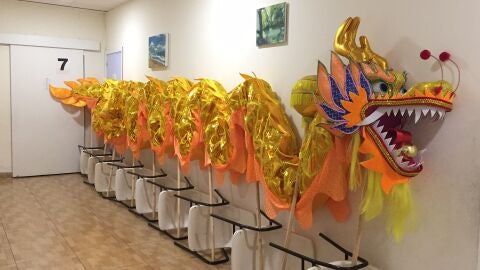 Drag&oacute;n articulado preparado para participar en el desfile de Elche con motivo del A&ntilde;o Nuevo Chino
