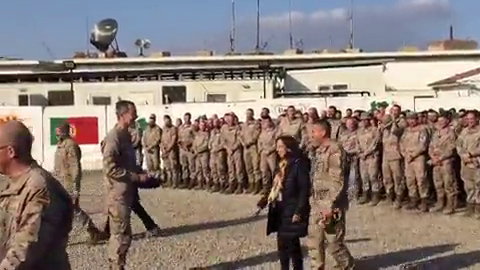 Las tropas españolas en Irak cantan el 'Cumpleaños Feliz' al Rey Las tropas españolas en Irak cantan el 'Cumpleaños Feliz' al Rey