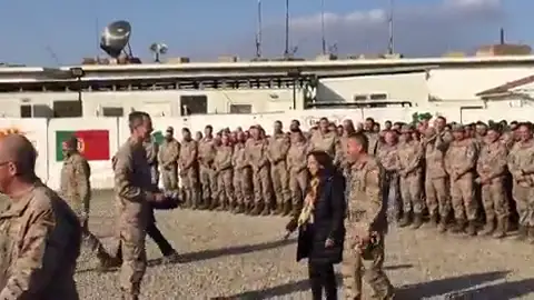Las tropas españolas en Irak cantan el 'Cumpleaños Feliz' al Rey Las tropas españolas en Irak cantan el 'Cumpleaños Feliz' al Rey