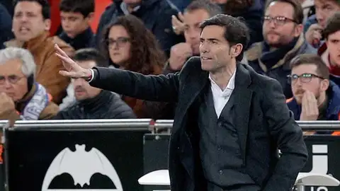 El entrenador del Valencia, Gica Craioveanu. El entrenador del Valencia, Gica Craioveanu.