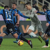 Cristiano conduce el balón en el partido frente al Atalanta