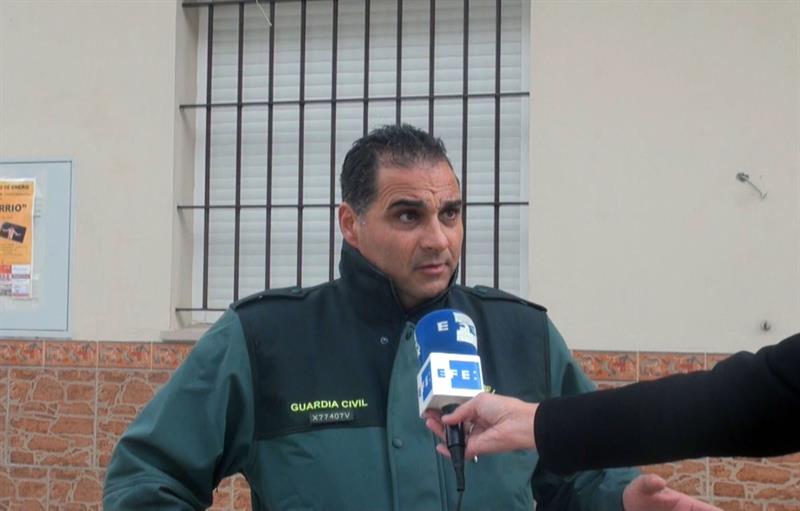 Un guardia civil en pijama, bata y zapatillas detiene a dos ladrones que robaban en un bar Un guardia civil en pijama, bata y zapatillas detiene a dos ladrones que robaban en un bar