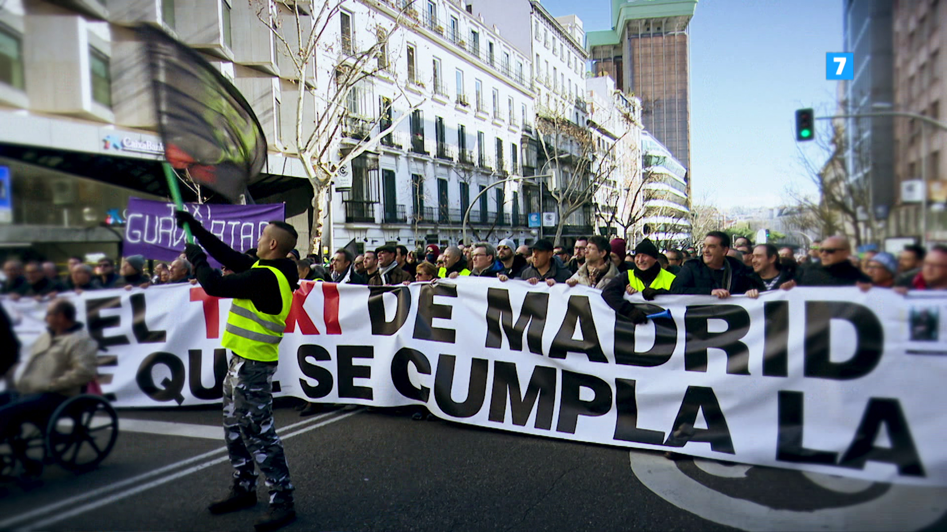 Las preguntas de Amón: "¿Se percatan los taxistas de que más dura la huelga, más los madrileños que encuentran alternativas?" Las preguntas de Amón: "¿Se percatan los taxistas de que más dura la huelga, más los madrileños que encuentran alternativas?"