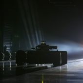 El Mercedes W10, en las sombras