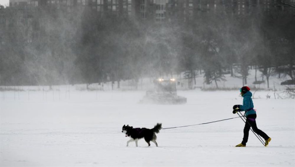 Una mujer sale a pasea a su perro mientras las bajas temperaturas del viento alcanzan los -34º en Minnesota (EEUU)