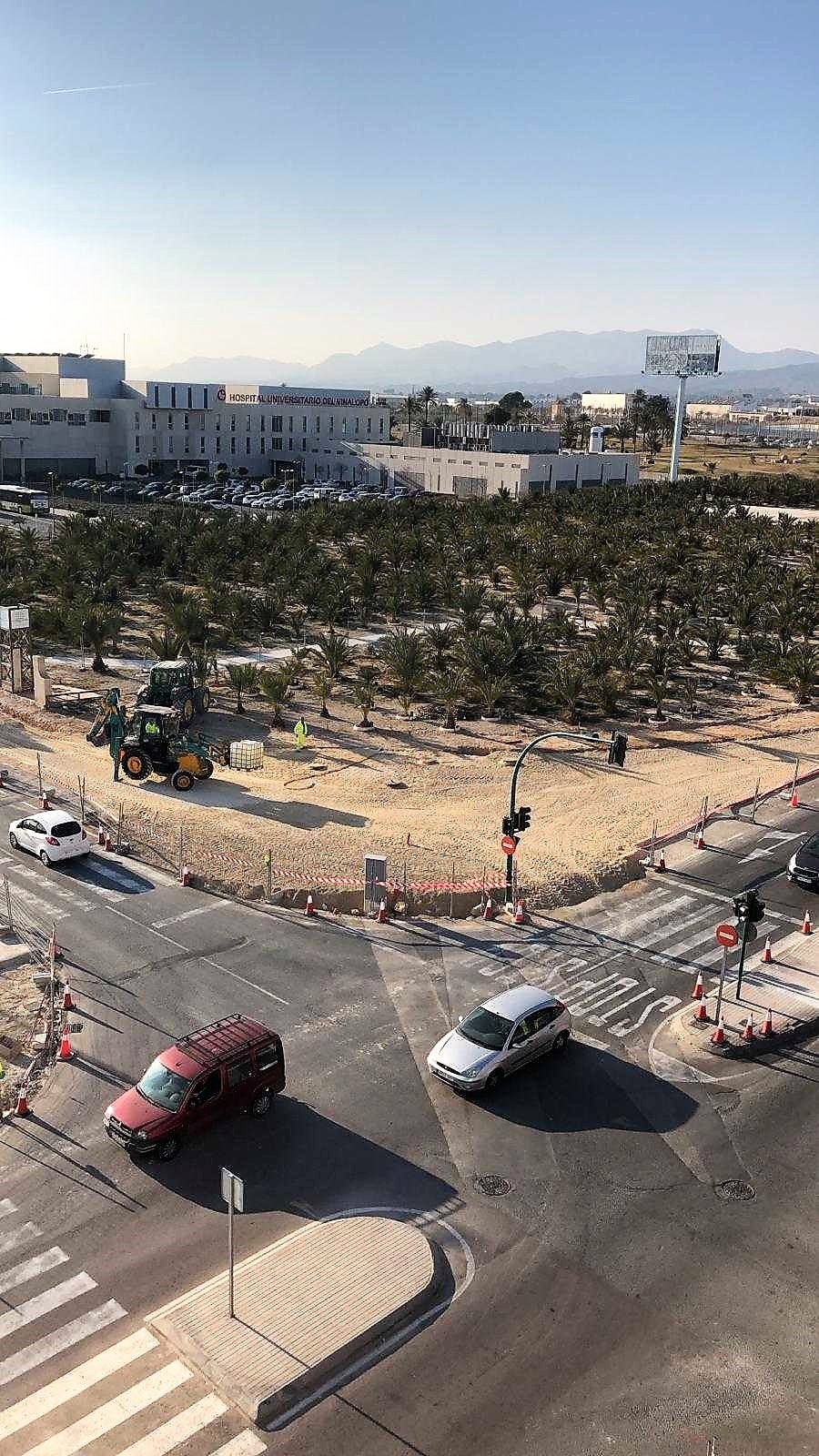 El PP de Elche denuncia que las obras de una rotonda junto al acceso del Hospital del Vinalopó invaden parte de una zona verde El PP de Elche denuncia que las obras de una rotonda junto al acceso del Hospital del Vinalopó invaden parte de una zona verde