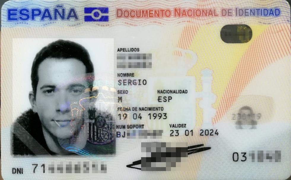 El chico que salió con el palillo en la foto del DNI: “Mi familia me dijo: ¿A que no hay huevos?” El chico que salió con el palillo en la foto del DNI: “Mi familia me dijo: ¿A que no hay huevos?”