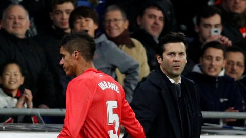 Varane se retira del terreno de juego ante Solari