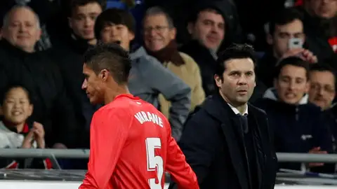 Varane se retira del terreno de juego ante Solari Varane se retira del terreno de juego ante Solari