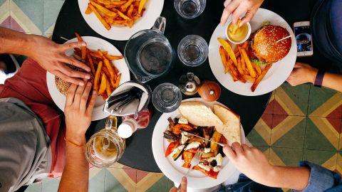 cuatro personas comiendo en un restaurante