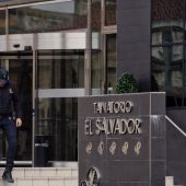 Un efectivo de la Policía Nacional sale del tanatorio El Salvador, en Valladolid
