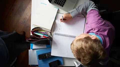 Un niño haciendo los deberes Un niño haciendo los deberes