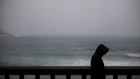 Un hombre camina bajo la lluvia por el paseo marítimo de A Coruña Un hombre camina bajo la lluvia por el paseo marítimo de A Coruña