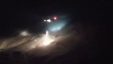 Rescate extremo y casi sin luz a un escalador que se rompi&oacute; una pierna arrastrado por una avalancha