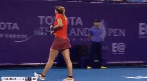 Una recogepelotas neutraliza a una cucaracha y la reacción de Sabine Lisicki se hace viral Una recogepelotas neutraliza a una cucaracha y la reacción de Sabine Lisicki se hace viral