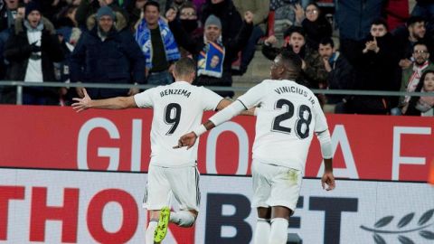 Benzema celebra uno de sus goles ante el Girona