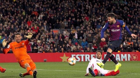 Leo Messi marcando gol ante el Sevilla en el partido de Copa del Rey