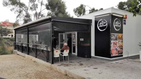Terraza de la cafeter&iacute;a del mercado provisional de Elche