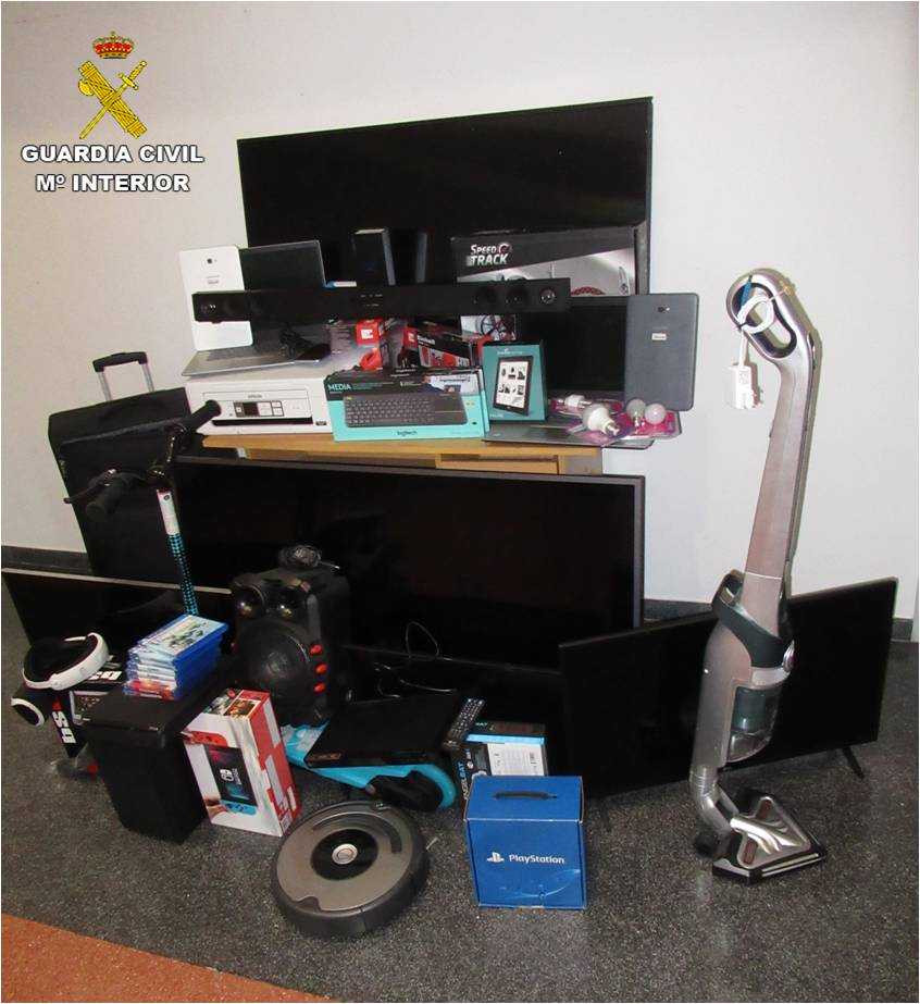 La Guardia Civil detiene al vigilante de seguridad de un centro comercial de Santa Pola acusado de robar artículos de electrónica, ropa y alimentos La Guardia Civil detiene al vigilante de seguridad de un centro comercial de Santa Pola acusado de robar artículos de electrónica, ropa y alimentos
