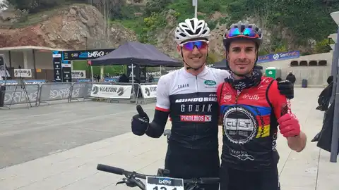 Manuel Sánchez 'Manolín', junto a su compañero Iván Díaz. CICLISMO