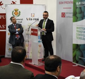 L´alcalde de Vila-real José Benlloch i el director de la Càtedra d´Innovació Ceràmica Juan Carda durant el balanç de la firda DESTACA en l´estand de la Diputació de CEVISAMA. L´alcalde de Vila-real José Benlloch i el director de la Càtedra d´Innovació Ceràmica Juan Carda durant el balanç de la firda DESTACA en l´estand de la Diputació de CEVISAMA.
