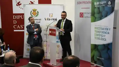 l´Alcalde de Vila-real, José Benlloch junt amb el director de la Càtedra, Juan Carda durant la pasada edició de Cevisama. Demà dijous en la fira del sector del taulell es coneixerà l´activitat de la cátedra per al 2020.