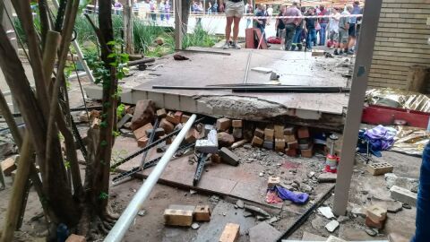 El colegio Ho&euml;rskool Driehoek, Sud&aacute;frica, tras el derrumbe de una pasarela