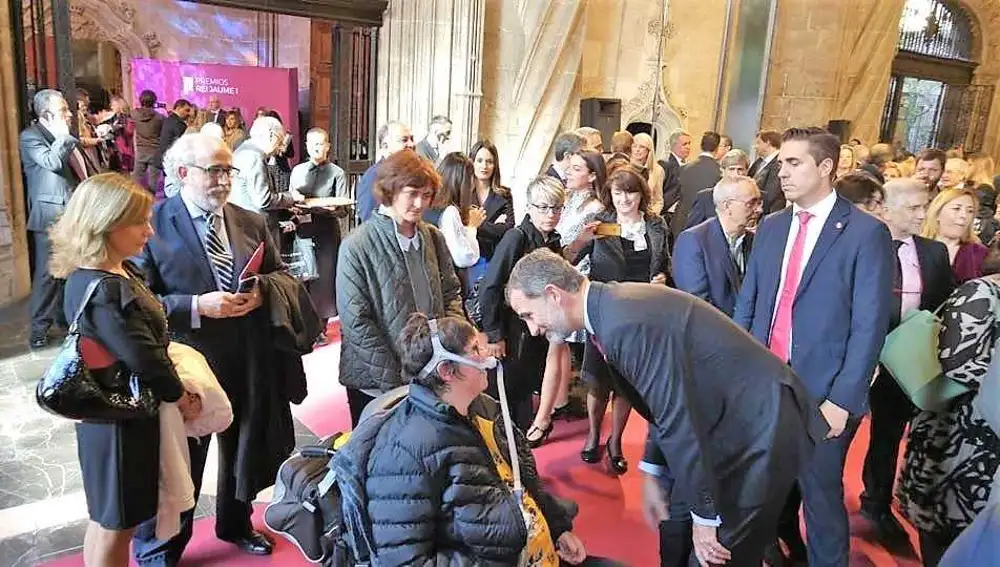 Nieves García, presidenta de ADELA-CV, con el rey Felipe VI en la entrega de los premios Jaume I de la Comunidad Valenciana.