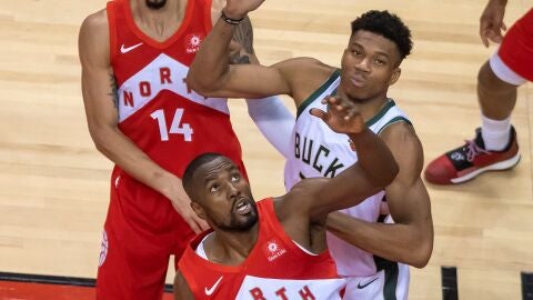 Giannis Antetokounmpo y Serge Ibaka pelean por un bal&oacute;n