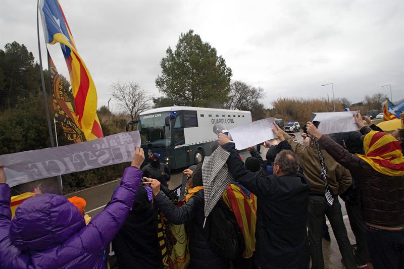 Un herido tras actuar los Mossos contra unas personas que cortaban la carretera para impedir el traslado de Forcadell Un herido tras actuar los Mossos contra unas personas que cortaban la carretera para impedir el traslado de Forcadell