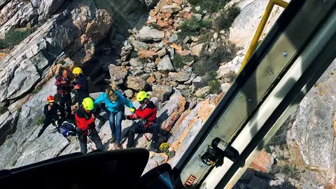Momento del rescate de los senderistas Momento del rescate de los senderistas
