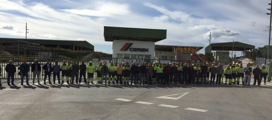 Trabajadores de Cémex, bloqueando los accesos a la fábrica de Lloseta Trabajadores de Cémex, bloqueando los accesos a la fábrica de Lloseta