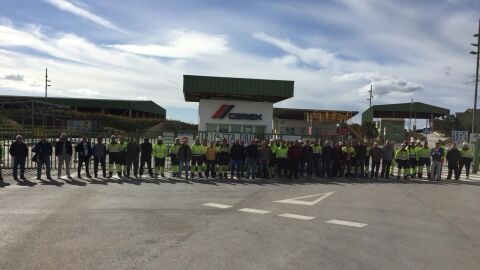 Trabajadores de C&eacute;mex, bloqueando los accesos a la f&aacute;brica de Lloseta