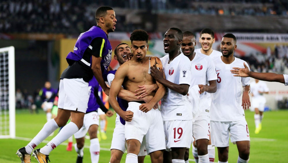 Los jugadores de Catar celebran el tercer y definitivo gol contra Japón