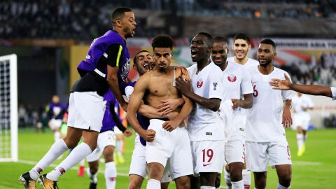 Los jugadores de Catar celebran el tercer y definitivo gol contra Jap&oacute;n
