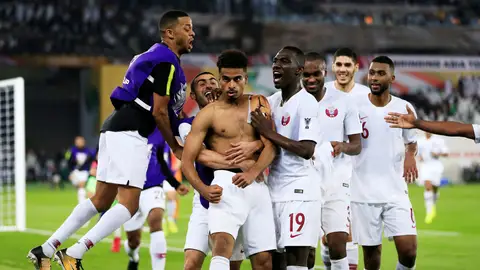 Los jugadores de Catar celebran el tercer y definitivo gol contra Japón Los jugadores de Catar celebran el tercer y definitivo gol contra Japón